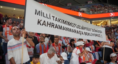 Kahramanmaraşlı çocuklar, Türkiye-Ukrayna Milli Basketbol maçında millileri desteklemek için İstanbul'daydı