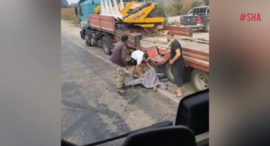 Otomobilin çarptığı tır sürücüsü hayatını kaybetti
