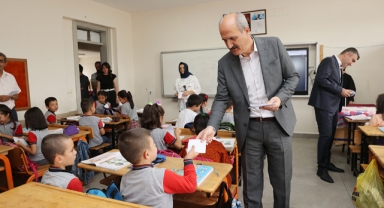 BAŞKAN OKAY’DAN İHTİYAÇ SAHİBİ ÖĞRENCİLERE KIRTASİYE YARDIMI