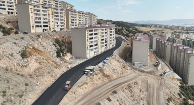 Büyükşehir, Yıldızevler’in Yollarını Sıcak Asfaltla Buluşturuyor