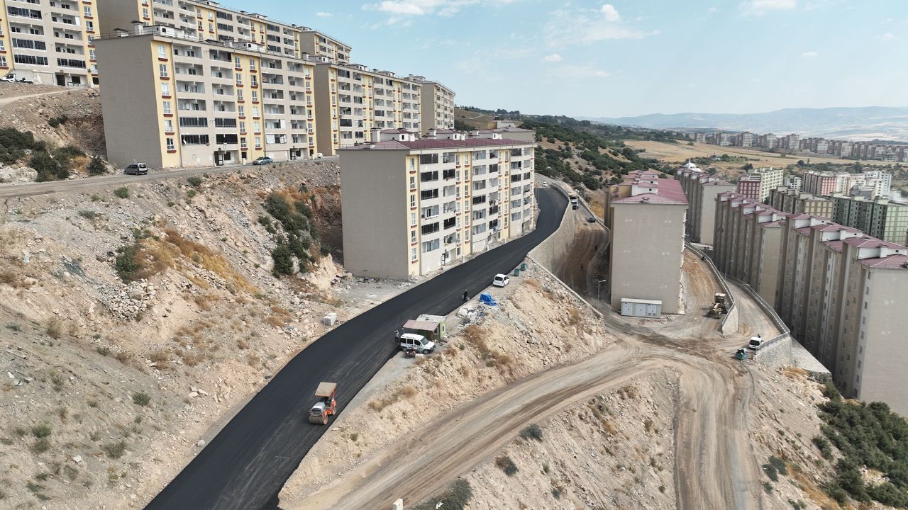 Büyükşehir, Yıldızevler’in Yollarını Sıcak Asfaltla Buluşturuyor