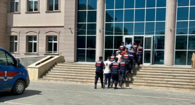 Kahramanmaraş’ın Türkoğlu ilçesinde jandarma ekipleri tarafından yapılan operasyonda 7 kişilik bakır tel hırsızı tutuklandı.