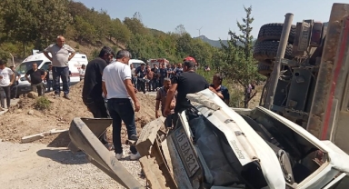 Kahramanmaraş’ta freni arızalanan kamyon cenaze namazı kılanlara çarptı ölü ve yaralılar var 
