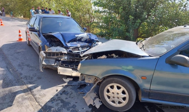 Kahramanmaraş’ta iki otomobil kafa kafaya çarpıştı: 4 yaralı