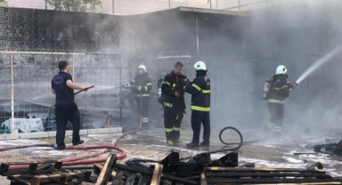 Kahramanmaraş’ta market deposunda yangın paniğe neden oldu