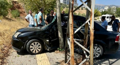 Kahramanmaraş’ta otomobil elektrik direğine çarptı: 1 yaralı