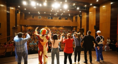 Minik Tiyatroseverler ‘Çözüm Bakanlığı’nı Büyük Bir İlgiyle Takip Etti