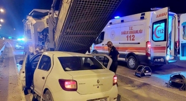 Otomobil asfalt makinesinin altına girdi: 1 ölü, 3'ü ağır 5 yaralı
