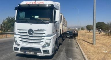 Türkoğlu’nda otomobil tıra arkadan çarptı: 1 yaralı