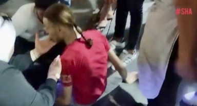 Yolda yürürken arkadaşını bıçakladı
