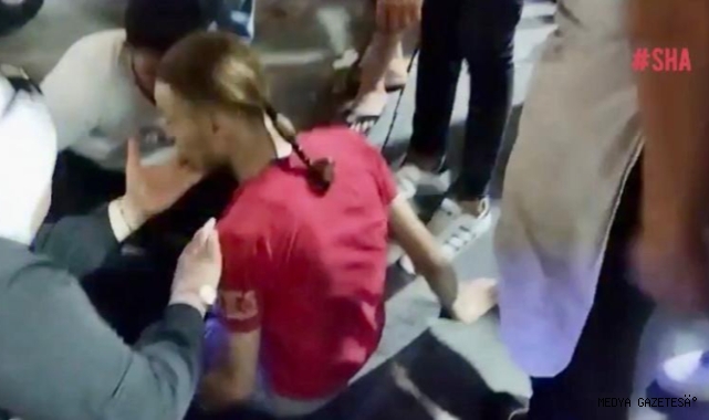 Yolda yürürken arkadaşını bıçakladı