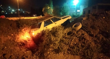 Yoldan çıkan otomobil toprak yığınına çarptı: 4 yaralı