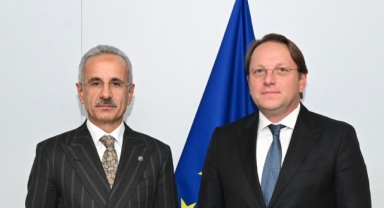 BAKAN URALOĞLU, KOMŞULUK VE GENİŞLEMEDEN SORUMLU AB KOMİSERİ OLİVER VÁRHELYI İLE GÖRÜŞTÜ