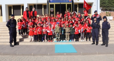 Çocuklar jandarmada gönüllerince eğlendi