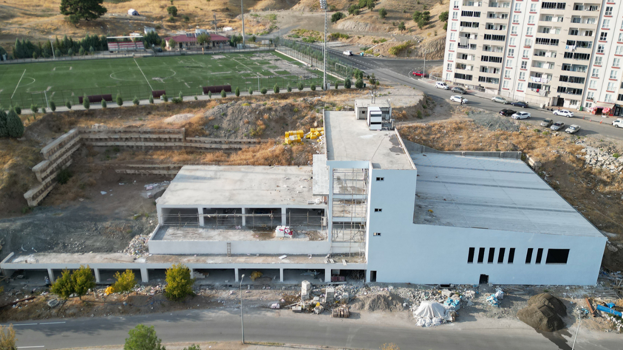 DOĞUKENT SPOR KOMPLEKSİNDE ÇALIŞMALAR HIZ KAZANDI