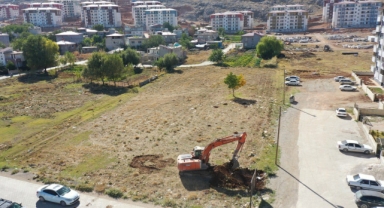 Elbistan Belediye Başkanı Mehmet Gürbüz, ilçedeki dar gelirli depremzedelere yönelik ücretsiz sosyal konut hamlesini başlattıklarını söyledi.