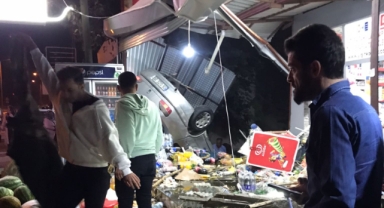 Elbistan’da otomobil markete daldı: 3 yaralı