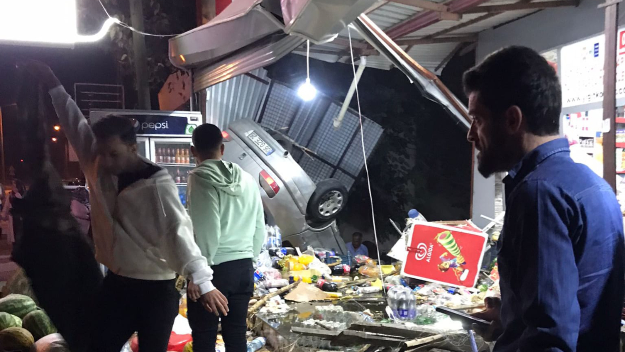 Elbistan’da otomobil markete daldı: 3 yaralı