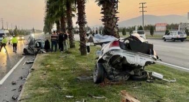 -Kahramanmaraş’ta ağaça çarpan otomobil ikiye bölündü