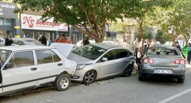 Kahramanmaraş’ta önce otomobile sonra park halindeki araçlara ve yayaya çarptı