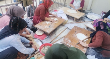 Kahramanmaraşlı depremzedeler Gazze için ekmek yaptı