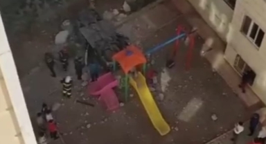 Otomobiliyle önce kuryeye sonra 10 metre yükseklikten oyun alanına düştü