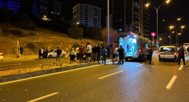 Refüje çarpan motosiklet sürücüsü yaralandı