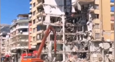Ağır hasarlı bina, iş makinesinin üzerine devrildi