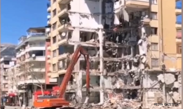 Ağır hasarlı bina, iş makinesinin üzerine devrildi