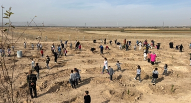 Elbistan Deprem Mezarlığında Fidanlar Toprakla Buluşturuldu