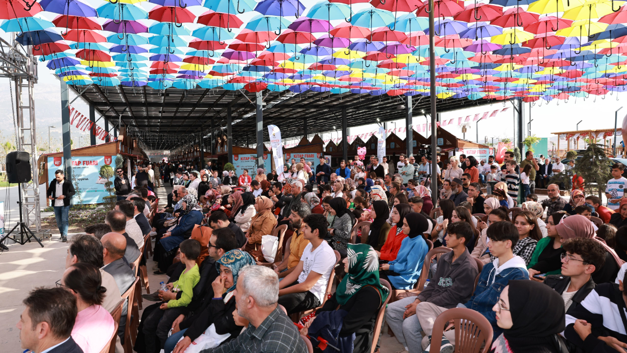 EXPO 2023 Kitap Fuarı, kültür söyleşileri ve imza günleriyle devam ediyor
