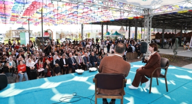 EXPO 2023 Kitap Fuarı’na katılan Rabia Birsen Göğercin, depremzedelere umut aşıladı