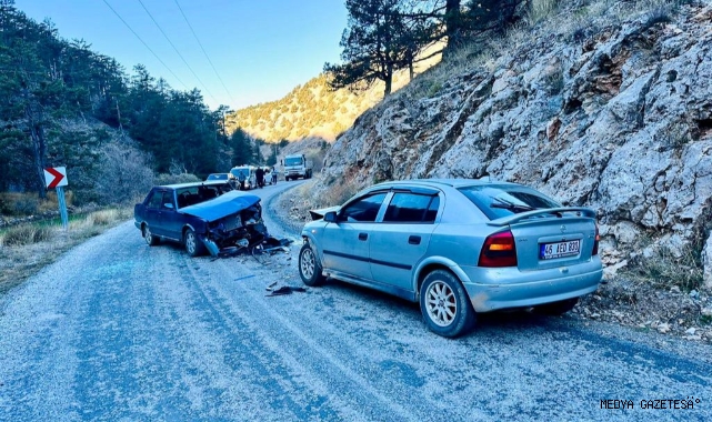 -Göksun’da iki otomobil kafa kafaya çarpıştı: 5 yaralı