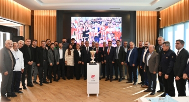 İstiklal Spor’un Şampiyonluk Kupası Başkan Güngör’ün Ellerinde Yükseldi
