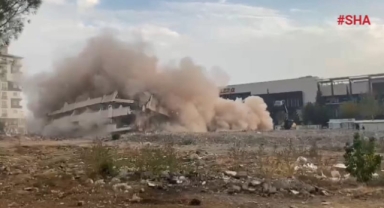 Kahramanmaraş’ta ağır hasarlı bina yıkıldı