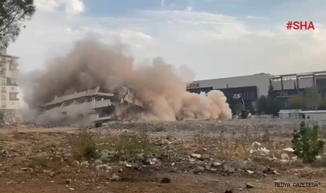 Kahramanmaraş’ta ağır hasarlı bina yıkıldı