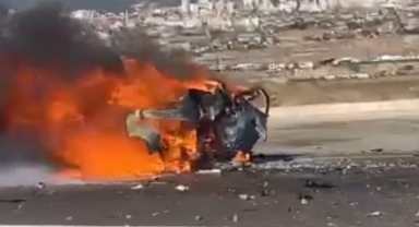 Kahramanmaraş’ta aydınlatma direğine çarpan otomobil yandı sürücüsü öldü