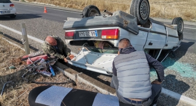 Kahramanmaraş’ta lastiği patlayan otomobil takla attı