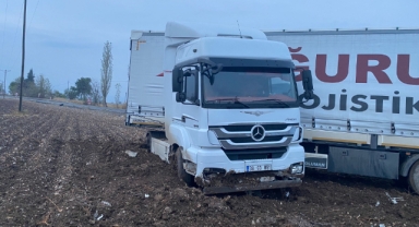 Türkoğlu’nda yoldan çıkan tır tarlaya savruldu