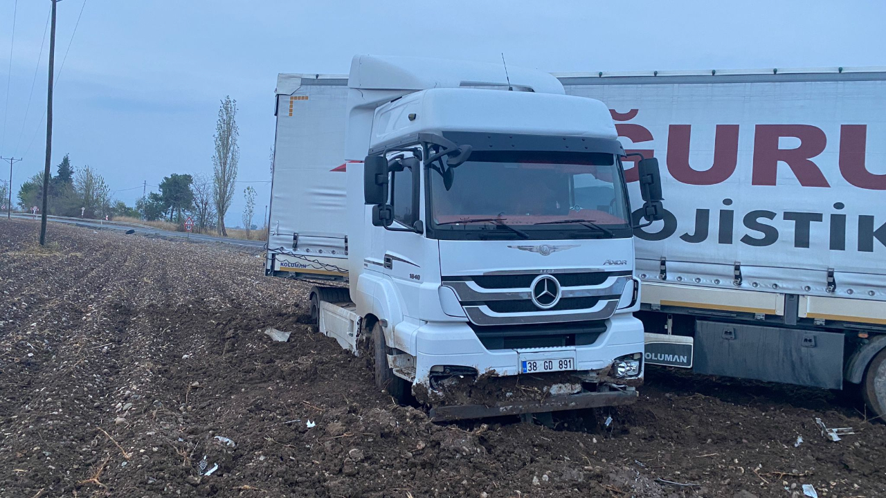 Türkoğlu’nda yoldan çıkan tır tarlaya savruldu