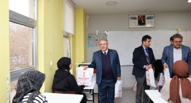 Başkan Mahçiçek, öğrencilerin ve eğitimin hamisi olmaya devam ediyor