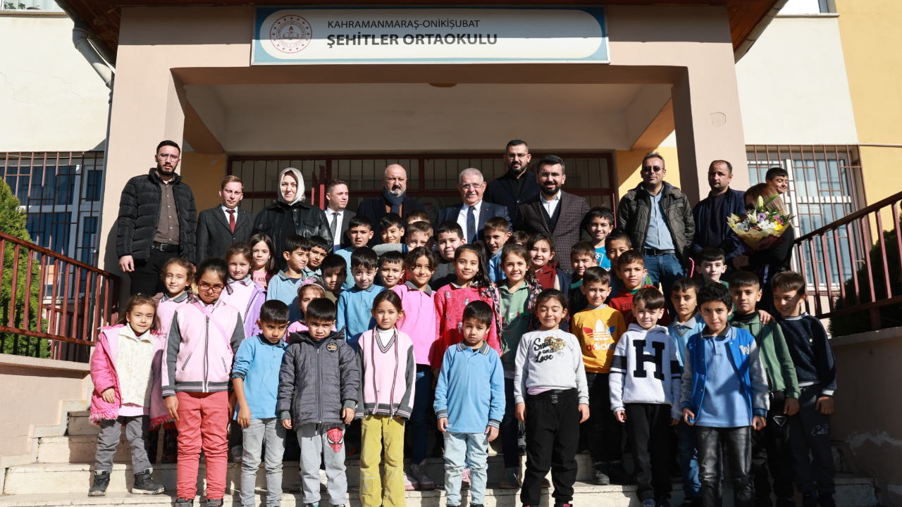 Başkan Mahçiçek’ten 500 ortaokul öğrencisine bot ve mont hediyesi