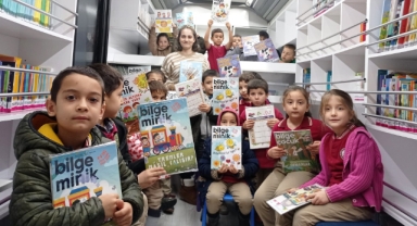 Büyükşehir’in Mobil Çocuk Kütüphanesi Ziyaretlerini Sürdürüyor