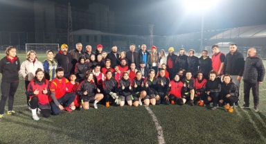 DEPREMİN MERKEZ ÜSSÜNDE BAYAN FUTBOLCULAR DOSTLUK MAÇI