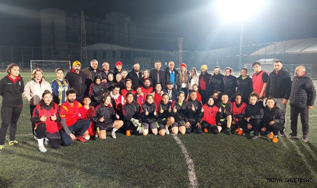 DEPREMİN MERKEZ ÜSSÜNDE BAYAN FUTBOLCULAR DOSTLUK MAÇI