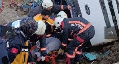 Devrilen hafriyat kamyonunun sürücüsü yaralandı