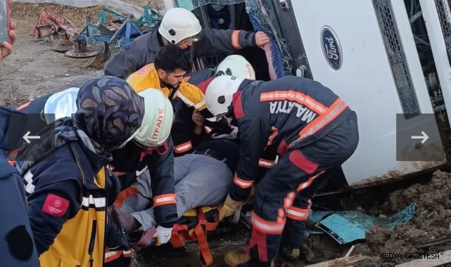 Devrilen hafriyat kamyonunun sürücüsü yaralandı