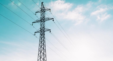 Elektrik akımına kapılan şoför hayatını kaybetti