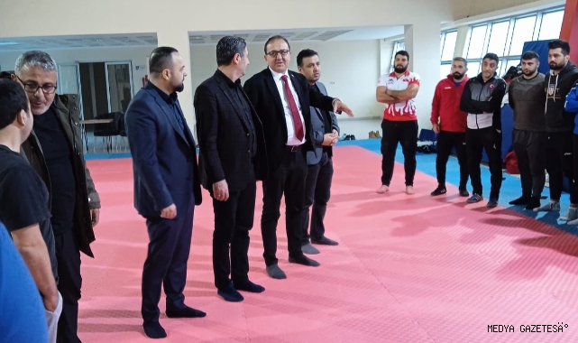 Kahramanmaraş'ta düzenlenen Birinci Kademe Karakucak Antrenörlük Kursu büyük ilgi görüyor.