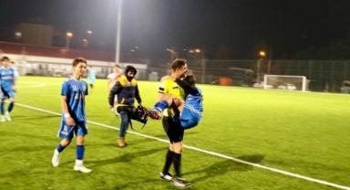 Kahramanmaraş’ta hakem, sakatlanan futbolcuyu kucağında taşıdı